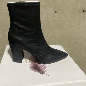 Beautiful Woman’s leather black boots by Jessica Simpson brand new in box sz10